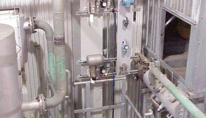 What is the role of an instrumentation engineer in a refinery?