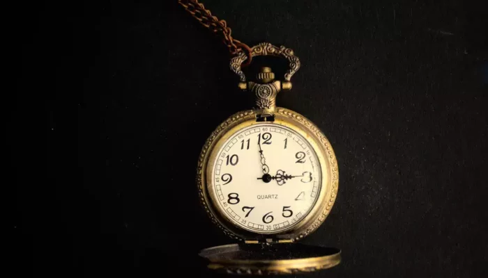 How often does the atomic clock send a signal?