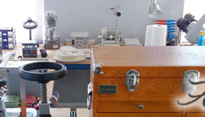 Which one is chemically active: atom ⚛️ or a molecule?